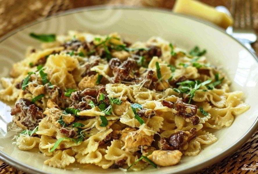 Паста с грибами и курицей в сливочном соусе