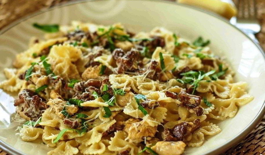 Рецепт пасты с грибами и курицей в сливочном соусе
