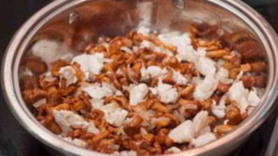 паста с грибами и курицей в сливочном соусе