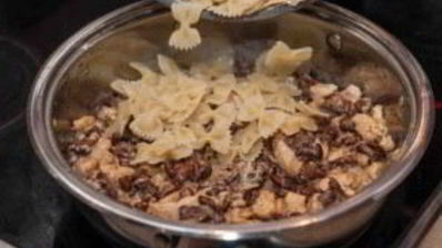 паста с грибами и курицей в сливочном соусе