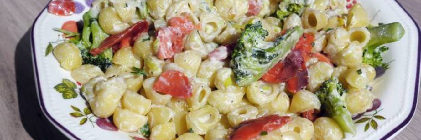 Паста с копченой семгой, пореем и брокколи