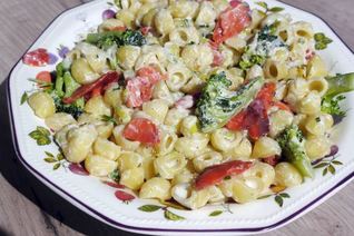 Паста с копченой семгой, пореем и брокколи