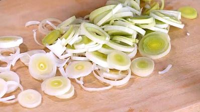 паста с копченой семгой, пореем и брокколи