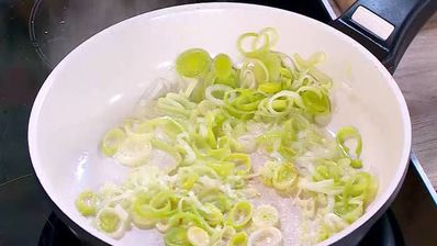 паста с копченой семгой, пореем и брокколи