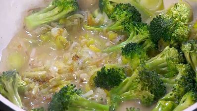 паста с копченой семгой, пореем и брокколи