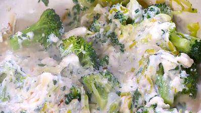 паста с копченой семгой, пореем и брокколи