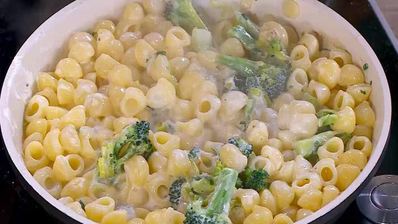 паста с копченой семгой, пореем и брокколи