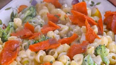 паста с копченой семгой, пореем и брокколи