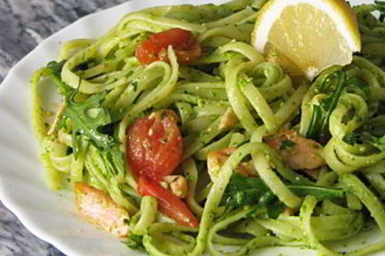 Паста с копченым лососем и лимонным песто