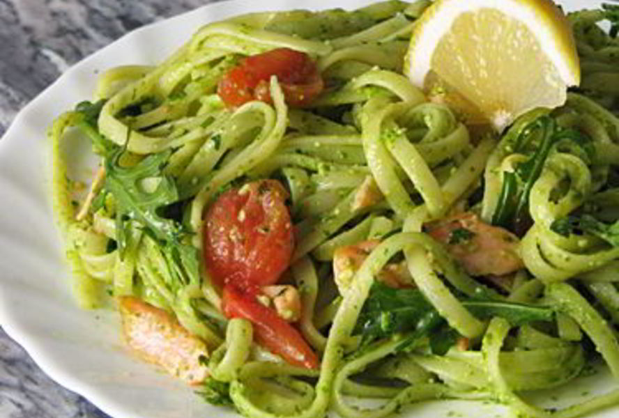 Паста с копченым лососем и лимонным песто