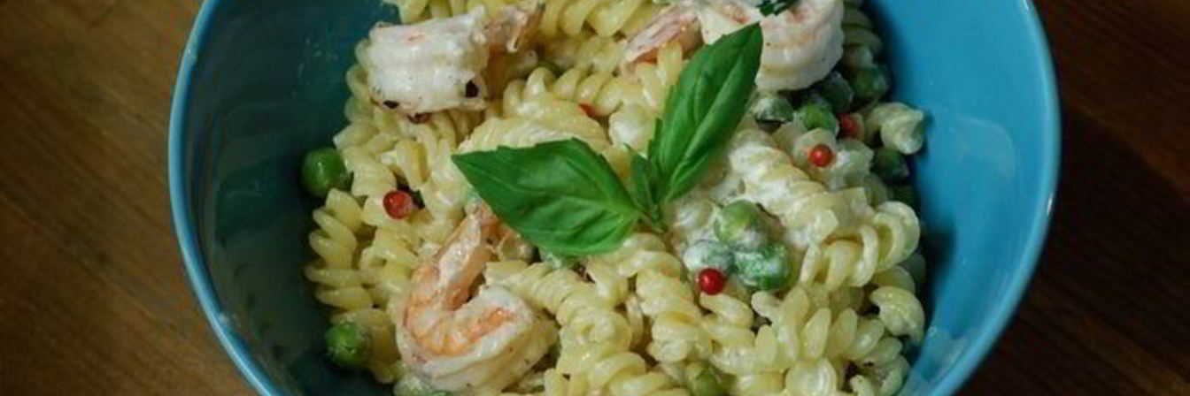 Паста с креветками, зеленым горошком и базиликом