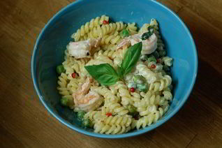 Паста с креветками, зеленым горошком и базиликом
