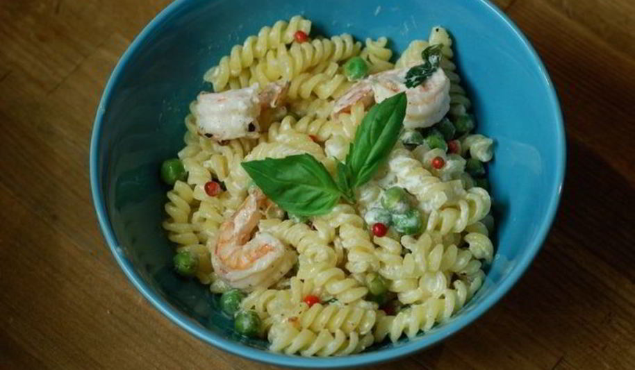 Рецепт пасты с креветками, зеленым горошком и базиликом