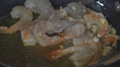 паста с креветками, зеленым горошком и базиликом