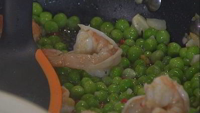 паста с креветками, зеленым горошком и базиликом