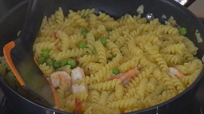 паста с креветками, зеленым горошком и базиликом