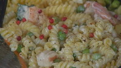 паста с креветками, зеленым горошком и базиликом