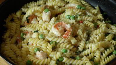 паста с креветками, зеленым горошком и базиликом