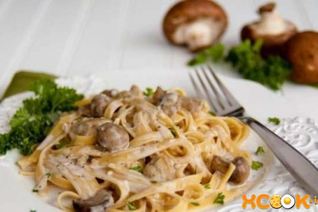 Паста с курицей и грибами в сливочном соусе
