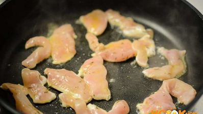 паста с курицей и грибами в сливочном соусе