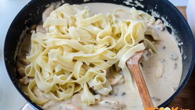 паста с курицей и грибами в сливочном соусе