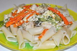 Паста с курицей и овощами в сливочном соусе
