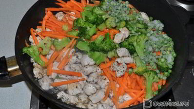 паста с курицей и овощами в сливочном соусе