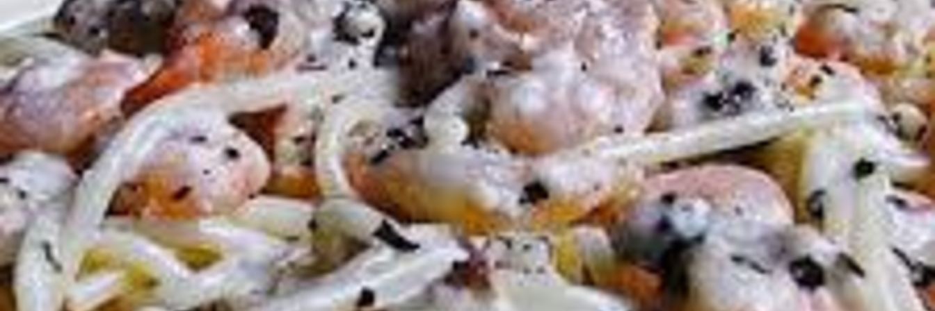 Паста с морепродуктами и водорослями в сливочном соусе