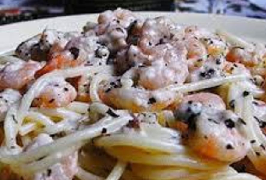 Паста с морепродуктами и водорослями в сливочном соусе