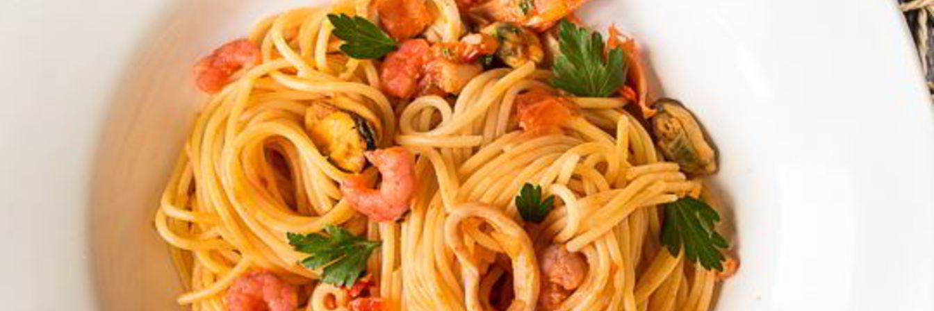 Паста с морепродуктами в томатном соусе