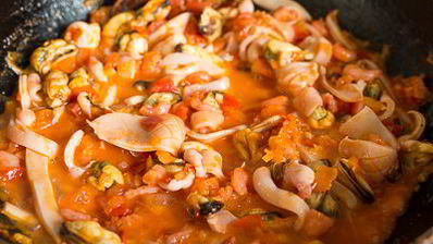 паста с морепродуктами в томатном соусе