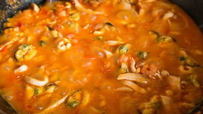 паста с морепродуктами в томатном соусе