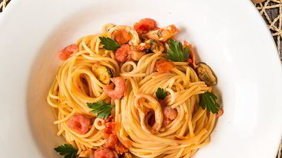 паста с морепродуктами в томатном соусе