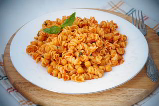 Паста с нутом и томатным соусом