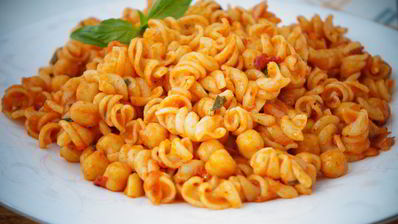 паста с нутом и томатным соусом