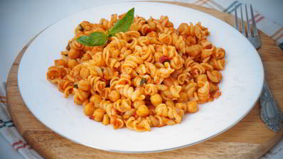 паста с нутом и томатным соусом