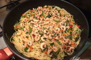 Паста с овощами и креветками