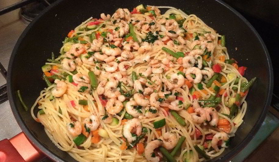 Рецепт пасты с овощами и креветками