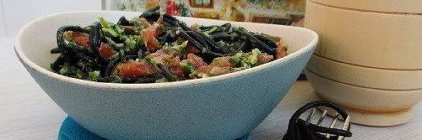 Паста с песто из шпината и черемши с копченым лососем