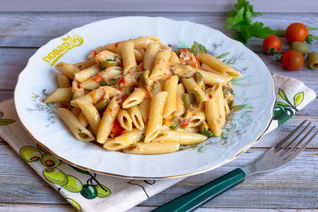 Паста с помидорами и маслинами