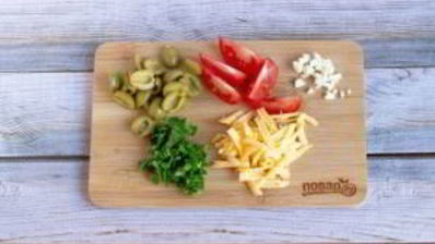 паста с помидорами и маслинами