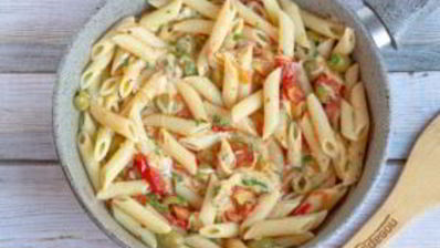 паста с помидорами и маслинами