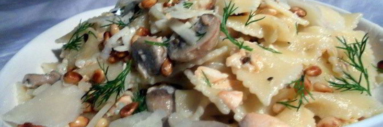 Паста с семгой, шампиньонами и кедровыми орехами