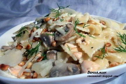 Паста с семгой, шампиньонами и кедровыми орехами