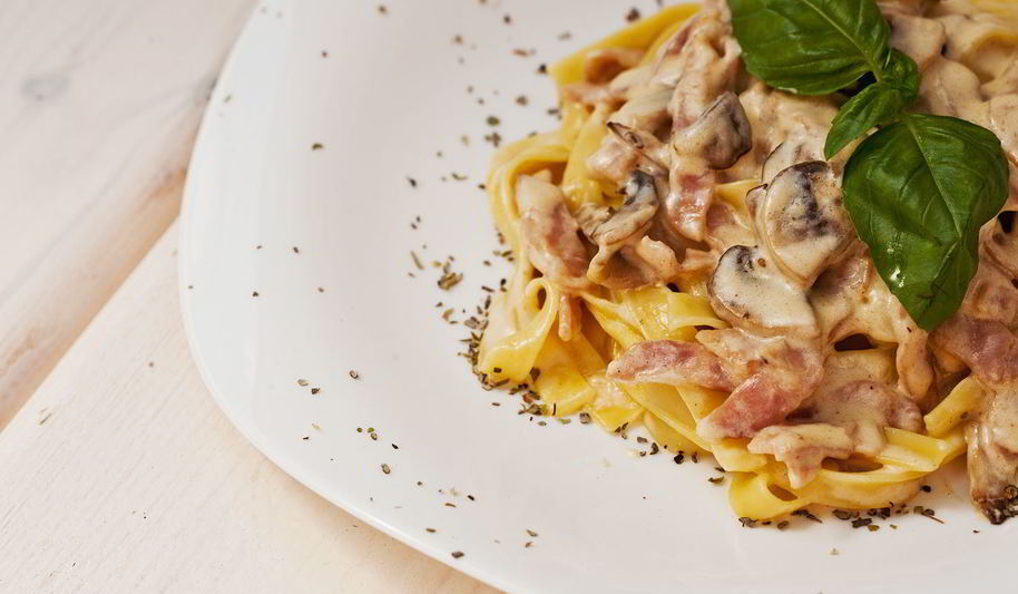 Рецепт пасты с ветчиной и грибами в сливочном соусе