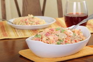 Паста в сливочно-чесночном соусе с креветками и овощами