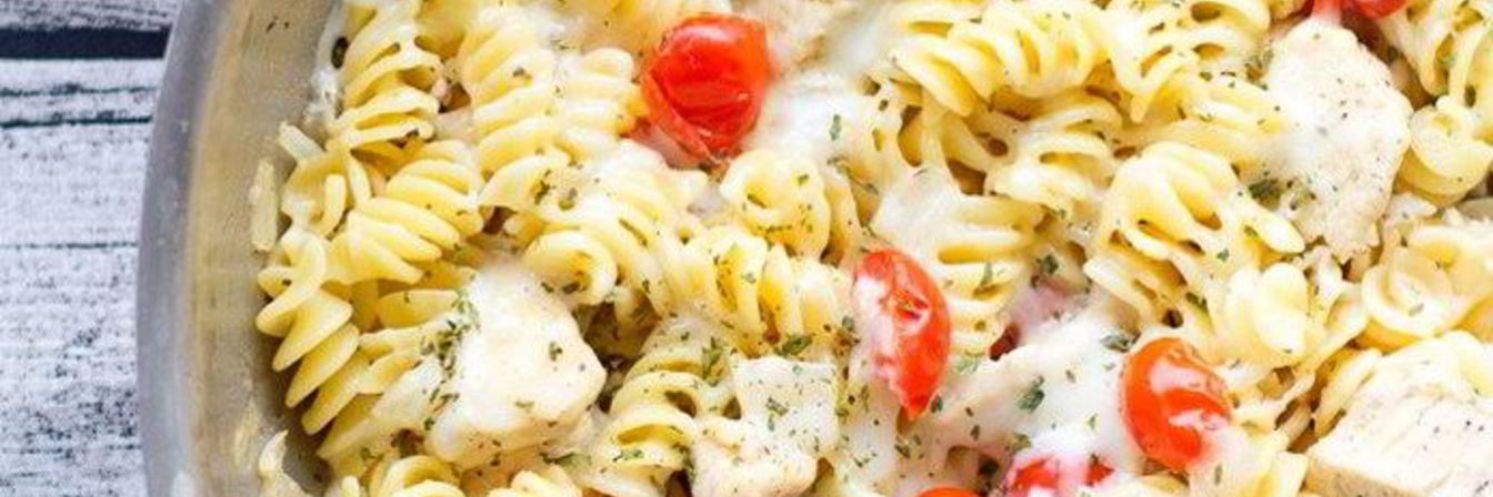 Пряная паста с курицей и помидорами