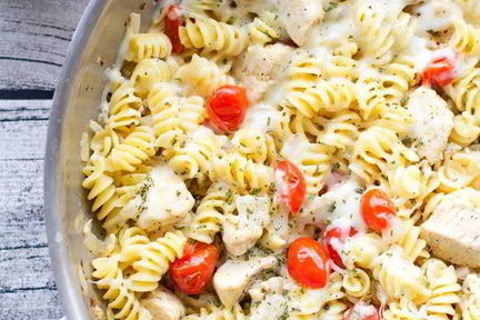 Пряная паста с курицей и помидорами