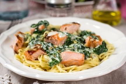 Сливочная паста с лососем и шпинатом