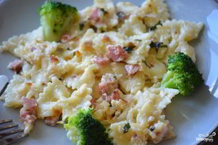 Сливочная паста с ветчиной и брокколи